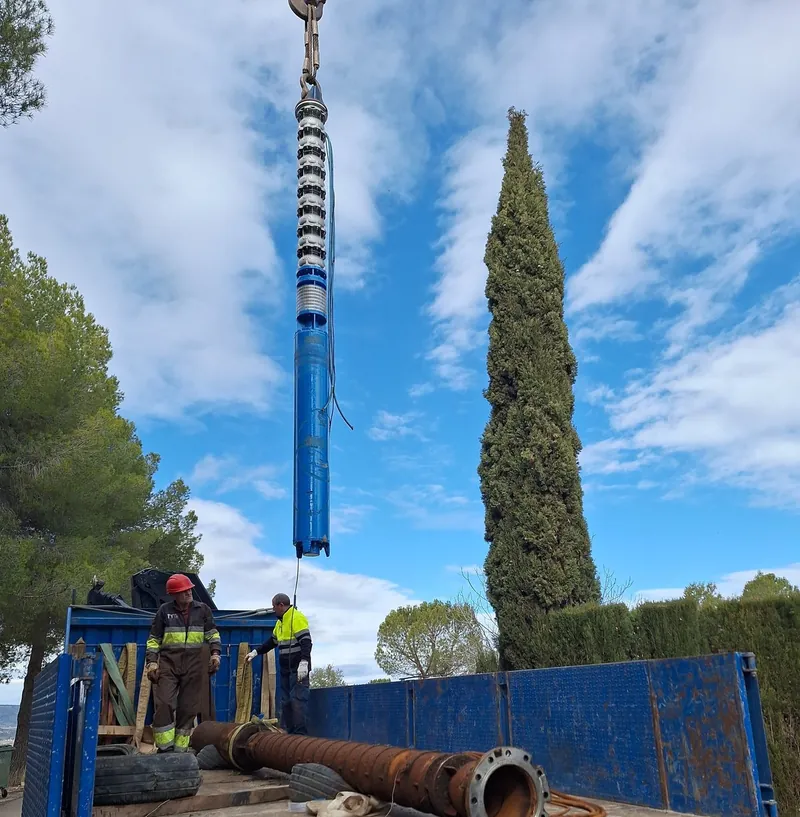 Bomba VITTA izada en vertical desde el camión, antes de su introducción en el pozo