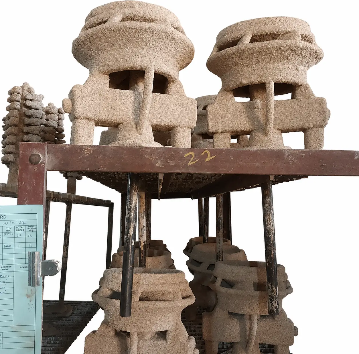 Moldes cerámicos de rodetes montados en árbol sobre un soporte metálico, listos para la colada.